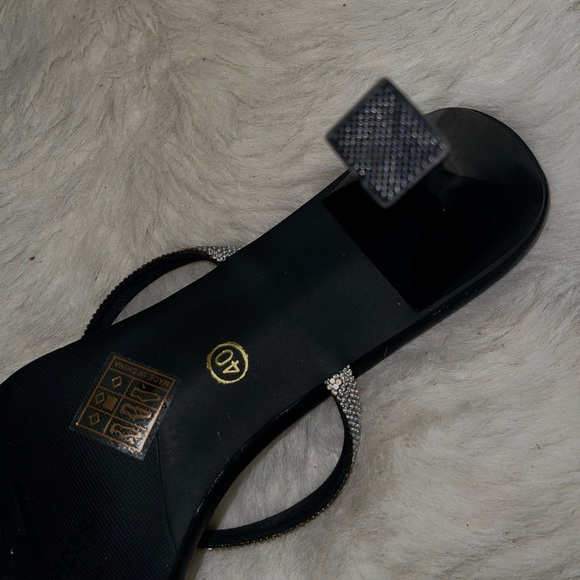 Open-toe
Sandals With Crystal Embellished Straps, High Heels - Picture 4 of 4